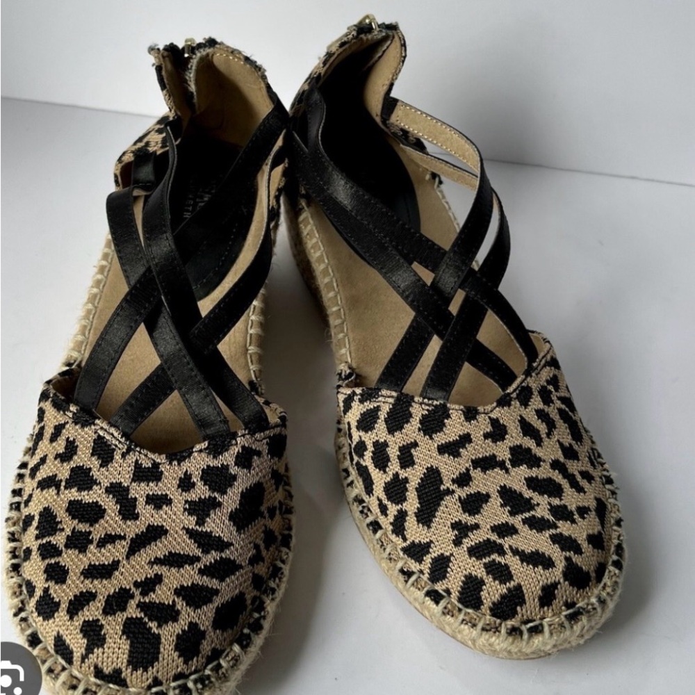 Kennet Cole size 10 Leopard Print Espadrille Flats with Black Straps brand new